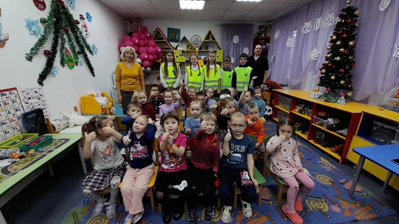 Урок безопасности от отряда юных инспекторов движения и сотрудника Госавтоинспекции.