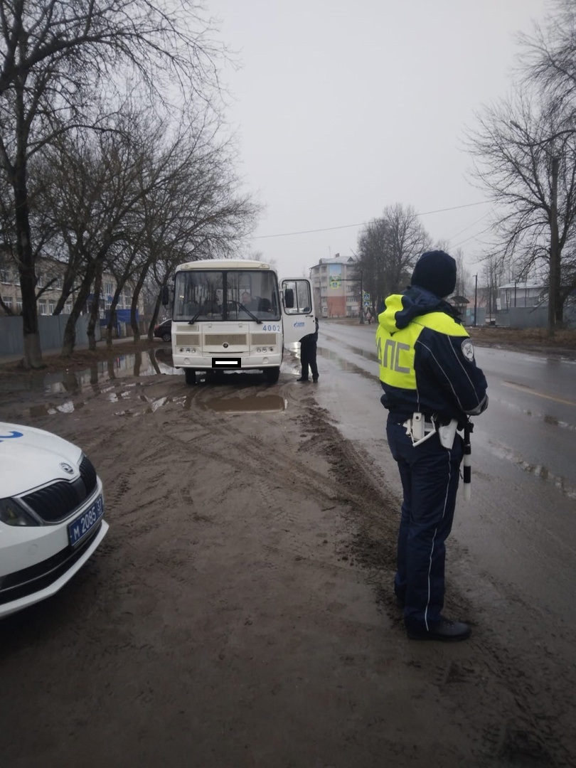 Сотрудники Госавтоинспекции проверили общественный транспорт.