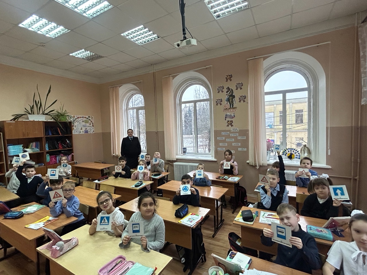 В Тейково сотрудники Госавтоинспекции провели занятия по дорожной безопасности с учащимися одной из школ города.